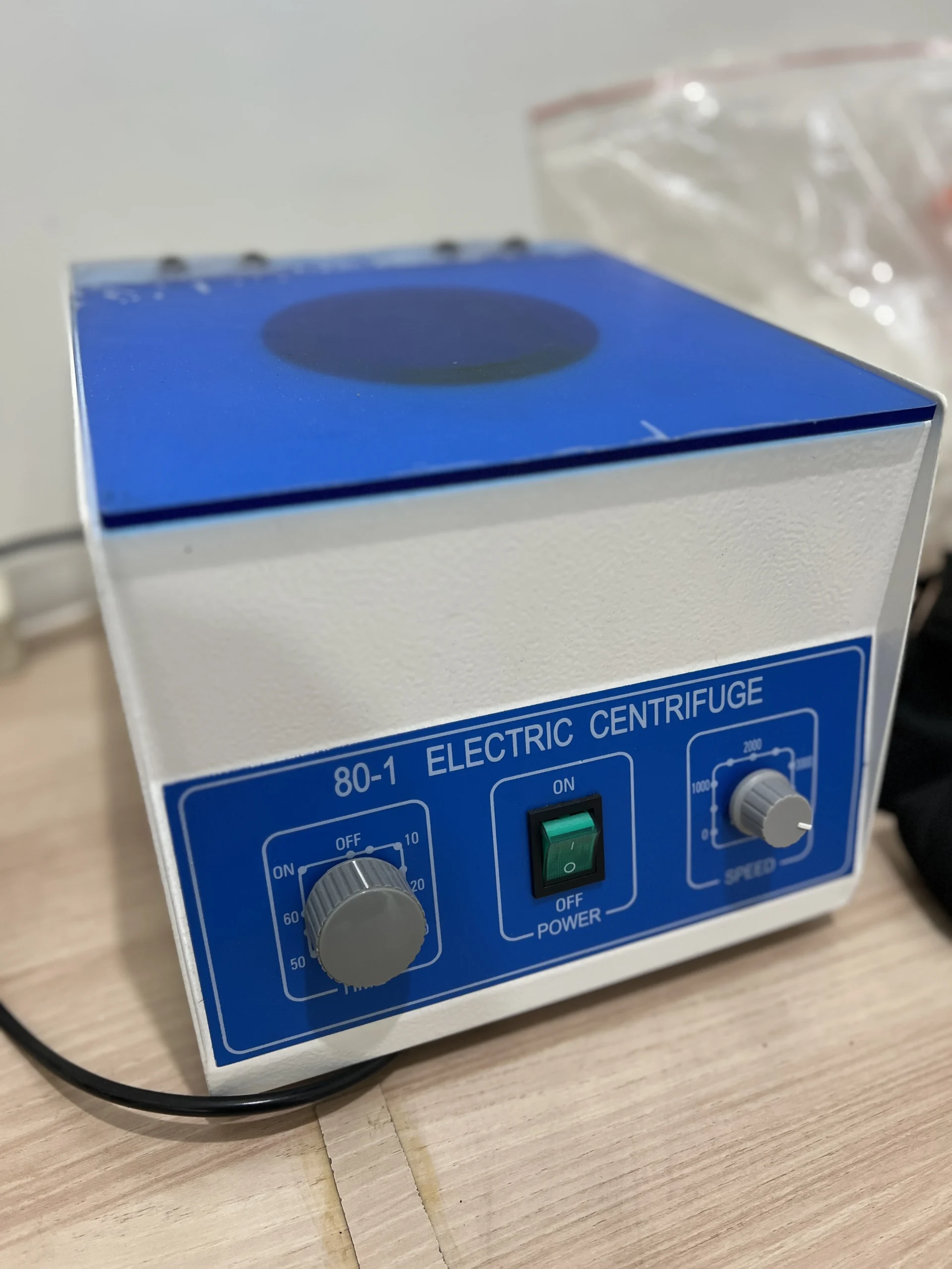 Peralatan centrifuge untuk proses penanganan sampel laboratorium